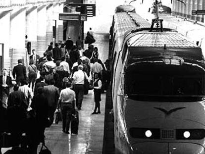 Un tren AVE, en la estación madrileña de Atocha.