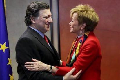 El presidente de la Comisión Europea, Durão Barroso, saluda a la vicepresidenta De la Vega, en Bruselas.