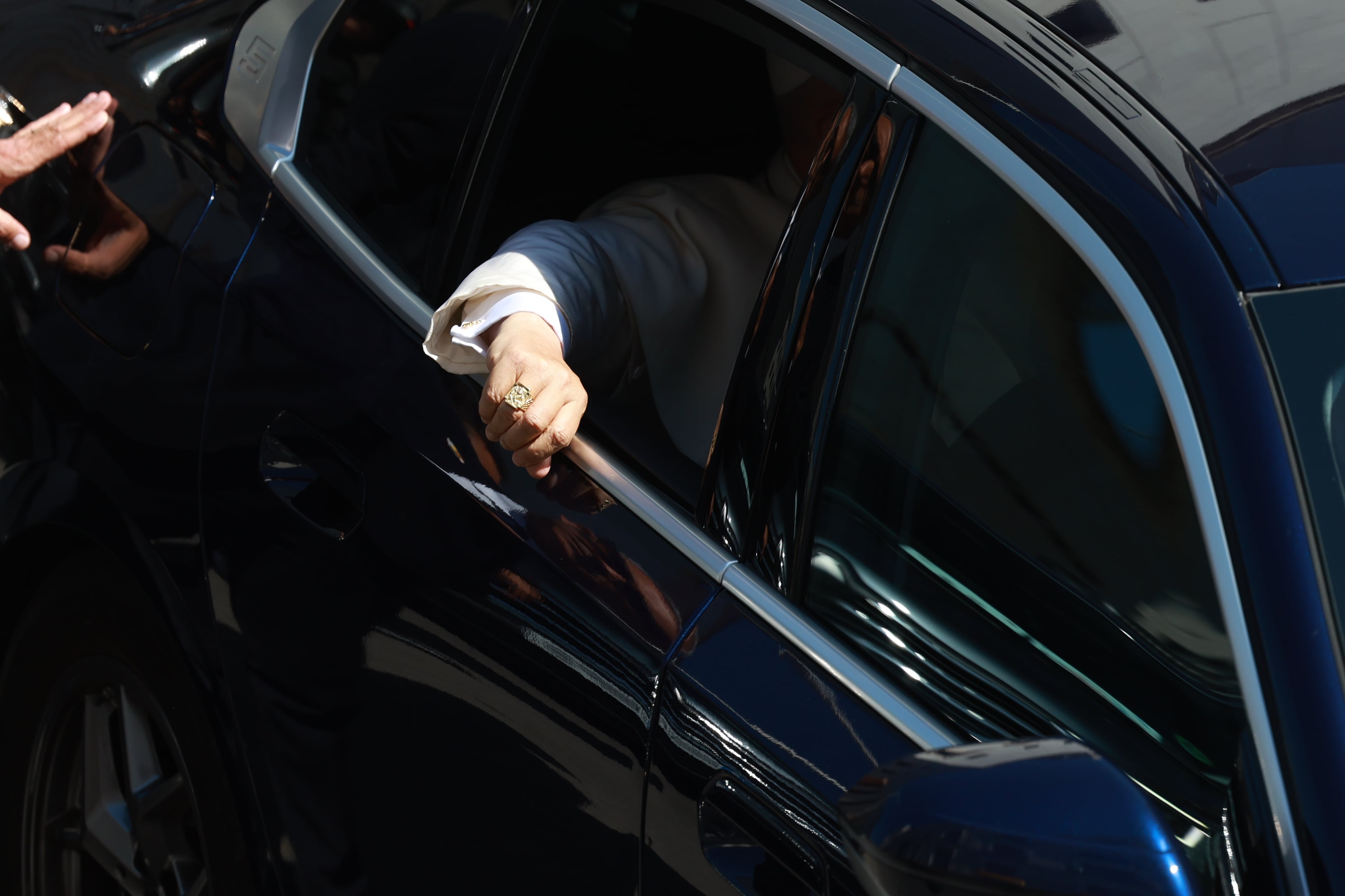 El anillo del pescador, en las manos del Papa, a su salida del Congreso. 
