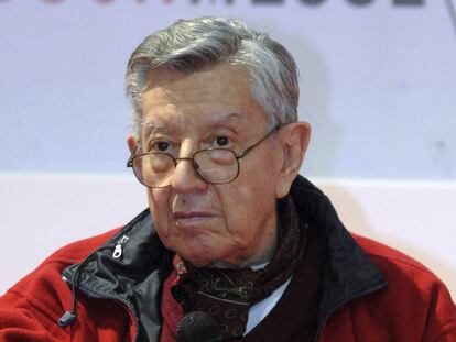 Francisco Solano López y el personaje al que dio vida, el Eternauta (abajo).