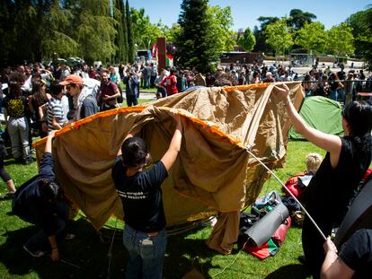 El movimiento estudiantil de Madrid monta una acampada indefinida en apoyo a Palestina en el campus de la Universidad Complutense.