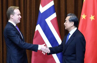 El ministro de Exteriores chino recibe a su homólogo noruego, Borge Brende, para restablecer las relaciones comerciales, congeladas desde 2010.