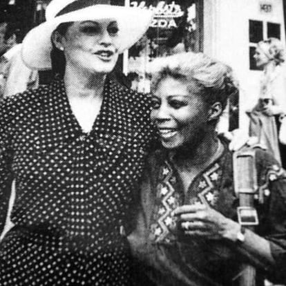 Ava Gardner y Mearene Jordan, en Nueva York en 1977.