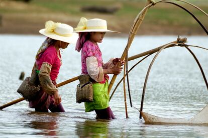 Dos niñas pescan en un remoto río de la provincia de Yunnan. Aseguran que las sequías cada vez son más pronunciadas y habituales, la pesca se reduce, y su modo de vida se erosiona.