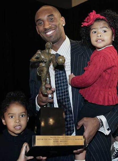 Kobe Bryant, con sus dos hijas tras recoger el premio.