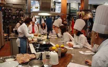 Un curso de cocina en Alambique, escuela y tienda de utensilios en la madrileña plaza de la Encarnación.