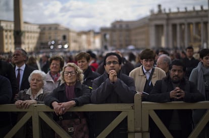 Plaza de San Pedro donde más de 20.000 fieles han asistido a la misa 'Pro eligendo Pontifice', que se ha celebrado en la Basílica de San Pedro y ha estado presidida por el cardenal decano Angelo Sodano.