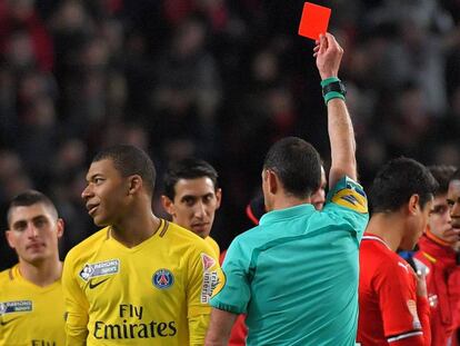 Mbappé recibe una tarjeta roja en un partido con el PSG el pasado enero.