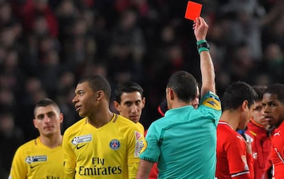 Mbappé recibe una tarjeta roja en un partido con el PSG el pasado enero.