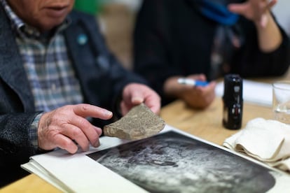 Shigemitsu Tanaka muestra un pedazo de teja carbonizada en los segundos que siguieron a la explosin en Nagasaki en 1945 y varios documentos que acreditan la devastacin provocada por la bomba atmica, el jueves en el Colegio Lourdes FUHEM de Madrid