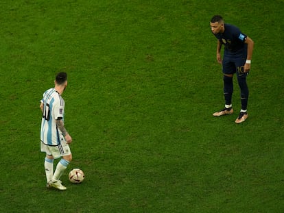 Lionel Messi y Kylian Mbappé durante la final disputada el pasado domingo.