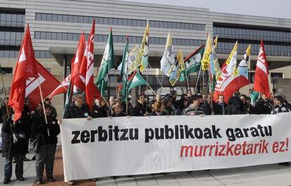 Concentración ante la sede del Gobierno vasco en Vitoria en protesta por los recortes en el sector público.