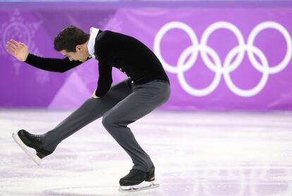 Fernández, bicampeón del mundo y seis veces de Europa, hizo lo que estaba en su mano y descontó además a uno de los rivales directos: Nathan Chen, el patinador estadounidense que incluye cinco cuádruples en su programa largo. En la fotografía, Javier Fernández en un momento de la competición en los Juegos Olímpicos de Invierno (Corea del Sur), el 16 de febrero de 2018.