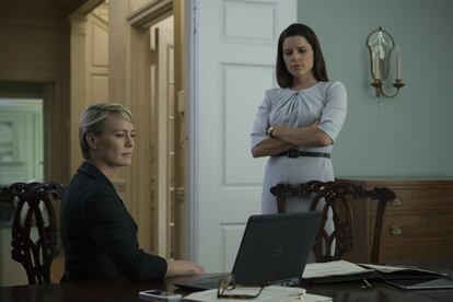 Robin Wright e Neve Campbell, em 'House of Cards'.