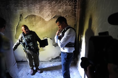 El presidente del Gobierno, Pedro Sánchez, en la vivienda de la activista Vivian Silver, asesinada por Hamás, durante una visita en el kibutz Beeri (Israel), el 23 de noviembre.