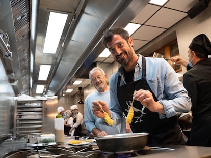 El cocinero Joseba Arguiñano entre fogones junto a su padre, Karlos Arguiñano.