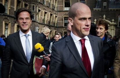 El liberal de derecha Mark Rutte y el socialdemócrata Diederik Samsom este viernes.