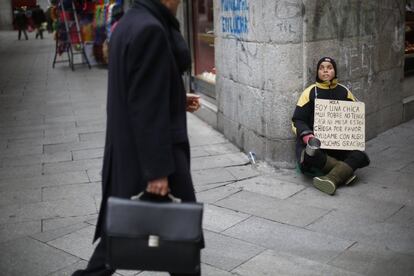 Una mujer invidente pide en una esquina del centro de Madrid.