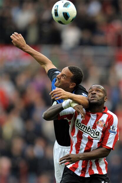 Ferdinand y Bent disputan un balón aéreo.