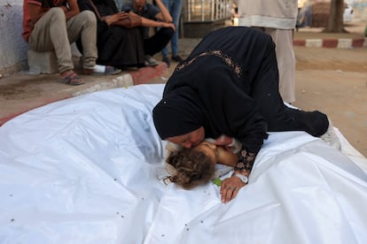 Una mujer se despide del cadáver de su nieta, muerta en un ataque de Israel, este lunes en Ciudad de Gaza.