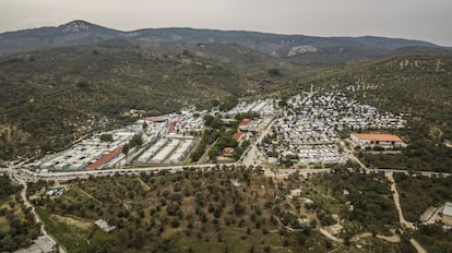 Vista aérea do campo de refugiados. À esquerda, é possível ver a área cercada que foi inicialmente concebida para abrigar refugiados. O resto são extensões sucessivas que foram improvisadas antes da chegada maciça de pessoas.