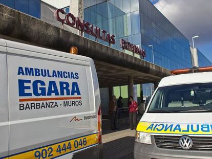 Ambulancias aparcadas delante de la puerta de un hospital de Santiago de Compostela. 