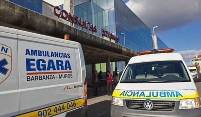 Ambulancias aparcadas delante de la puerta de un hospital de Santiago de Compostela.