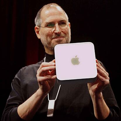 Steve Jobs enseña el Mac mini.