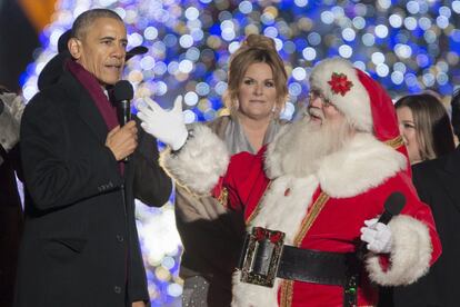 Barack Obama, con Santa Claus y la cantante estadounidense Trisha Yearwood, en el acto del encendido de Navidad.