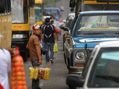 En Latinoam&eacute;rica se calcula que hay 12,5 millones de menores que trabajan (en la imagen, vendedores ambulantes en Quito). &nbsp;