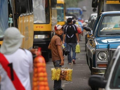 En Latinoam&eacute;rica se calcula que hay 12,5 millones de menores que trabajan (en la imagen, vendedores ambulantes en Quito). &nbsp;