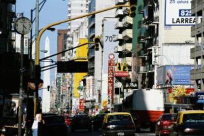 La bonaerense Avenida de Corrientes,con el Obelisco al fondo.