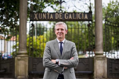 El presidente de la Xunta, Alfonso Rueda, posa en el complejo administrativo de San Caetano, sede principal del gobierno gallego