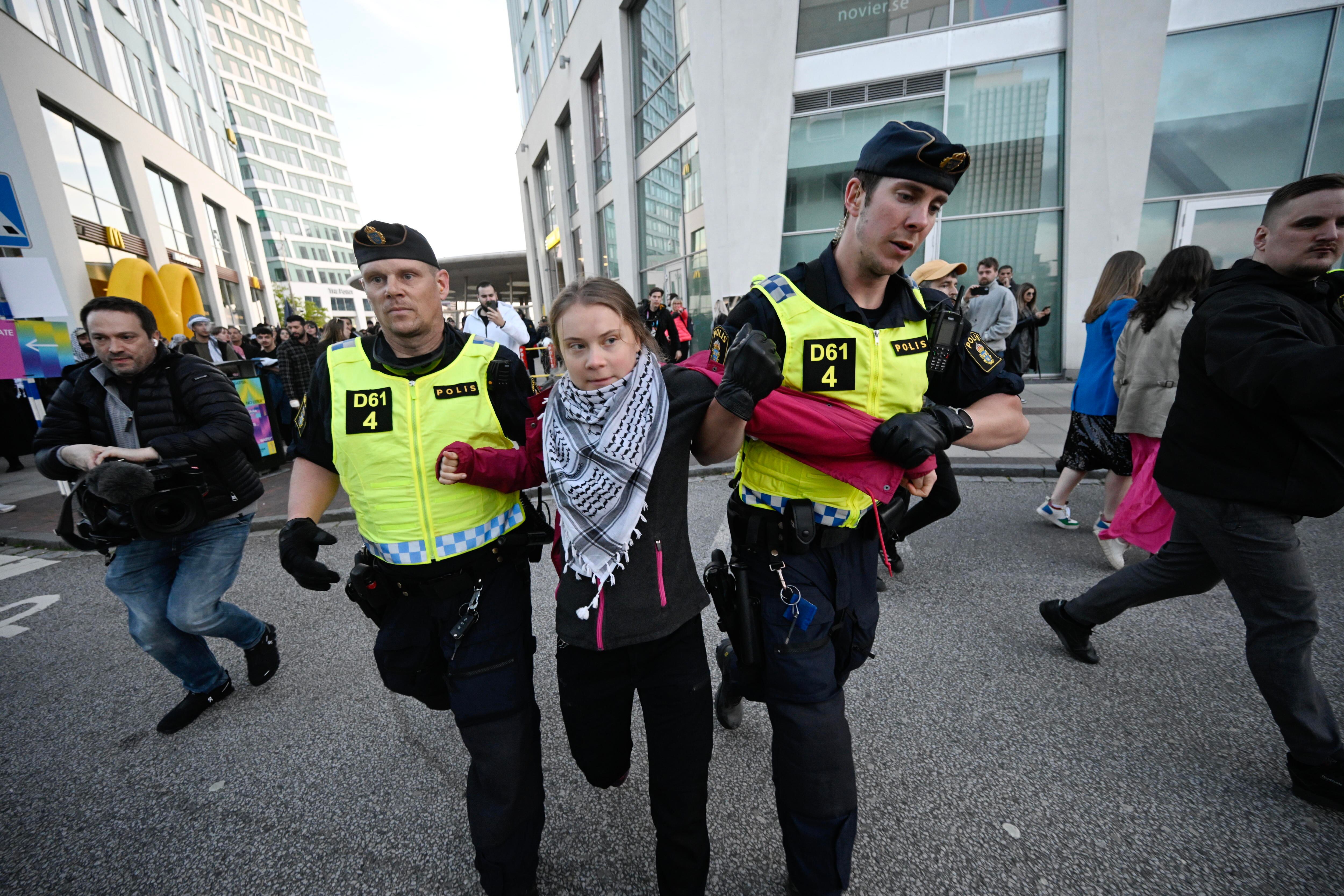La activista Greta Thunberg es llevada fuera de las puertas del Malmö Arena antes de la celebración del festival.