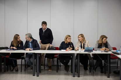 Carlos Mazón, de pie, en el Centro Coordinador de Emergencias el día 13 de noviembre.