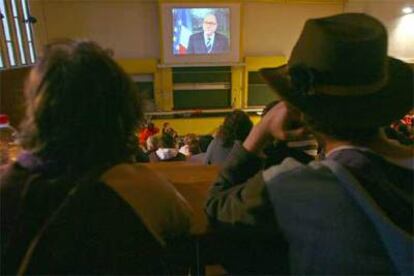 Estudiantes franceses siguen el discurso de Jacques Chirac en una pantalla en la Universidad Saint-Charles de Marsella.