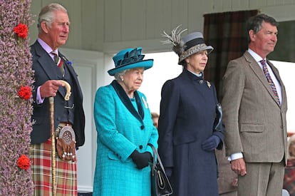 Desde la izquierda, Carlos de Inglaterra, Isabel II, la princesa Ana y su esposo Timothy Lawrence en un acto en Escocia en septiembre de 2018.