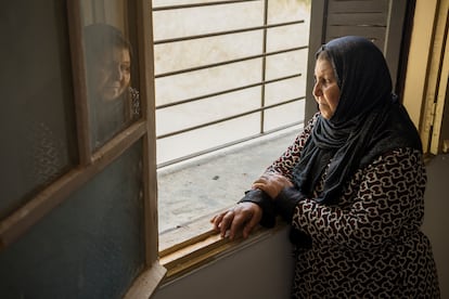 A muchos tunecinos, la llegada masiva de migrantes les ha provocado un sentimiento de inseguridad. Souad, residente de El Amra, ha instalado rejas en las ventanas de su casa.
“Aquí las mujeres están solas. Tenía miedo, así que pusimos barrotes. Nos costaron 1.500 dinares (437 euros) y aún no terminamos de pagarlos”. Souad dice comprender a los migrantes, porque los tunecinos también migran. “Aquí no hay nada”, lamenta. Ella perdió a su hijo Badr en 2011 cuando intentaba cruzar el mar hacia Europa y ahora teme que su hijo menor también lo intente. “Los migrantes buscan lo mismo que mi hijo: una vida digna. Yo también les he dado de beber, de comer. Aunque viva en la pobreza. Somos un pueblo que sabe acoger. Ese es nuestro espíritu musulmán”.