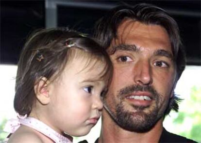 Ivanisevic, con su hija,  en Zagreb de regreso de Londres.