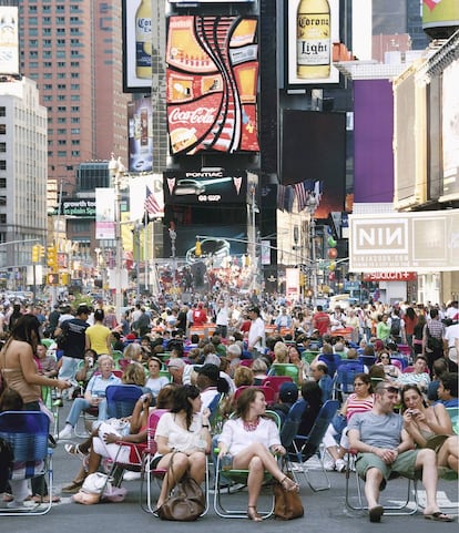 Peatonalizar Broadway, en Nueva York, ha traído ausencia de coches, poder sentarse sin consumir ni pagar, wifi gratis…