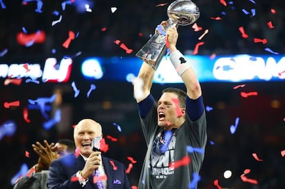 Tom Brady alza el trofeo Vince Lombardi