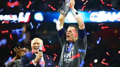 Tom Brady alza el trofeo Vince Lombardi