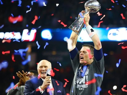 Tom Brady alza el trofeo Vince Lombardi