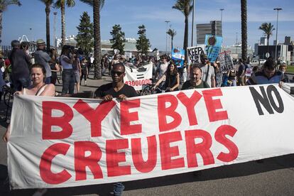 Manifestantes en contra de los cruceros en Barcelona.