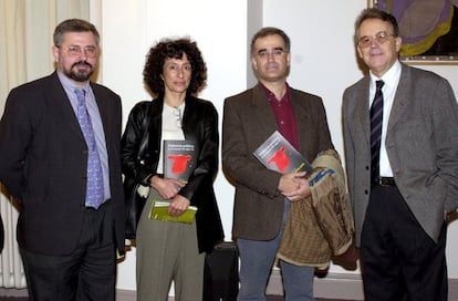 El historiador Santos Juliá (derecha), durante la presentación en Madrid del libro 'Violencia política en la España del siglo XX', en Madrid en 2002. A su lado, los coautores Mercedes Cabrera, Fernando del Rey y Florencio Domínguez.