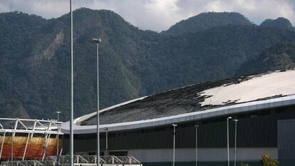 O telhado do vel&oacute;dromo foi parcialmente destru&iacute;do pelo fogo 