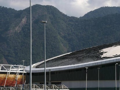 O telhado do vel&oacute;dromo foi parcialmente destru&iacute;do pelo fogo 