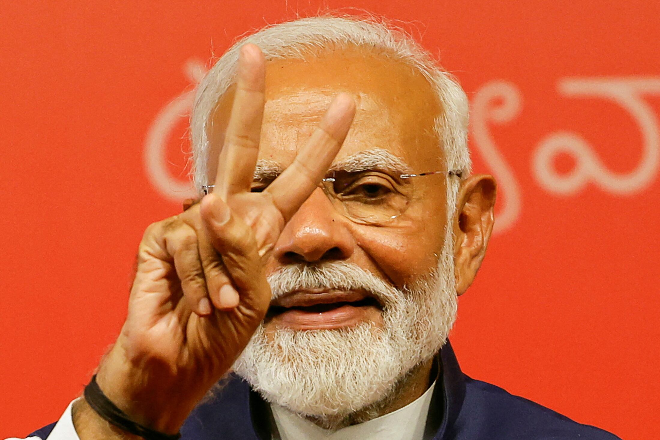 El primer ministro indio, Narendra Modi, celebra la victoria en  la sede de Partido Popular Indio.