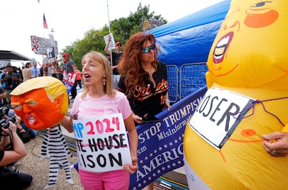 Un grupo de manifestantes a las puertas del tribunal en el que ha comparecido Donald Trump este jueves. 