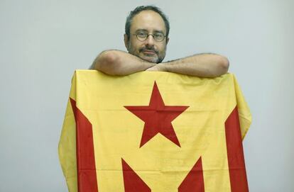 Antonio Ba&ntilde;os junto a una bandera independentista catalana.